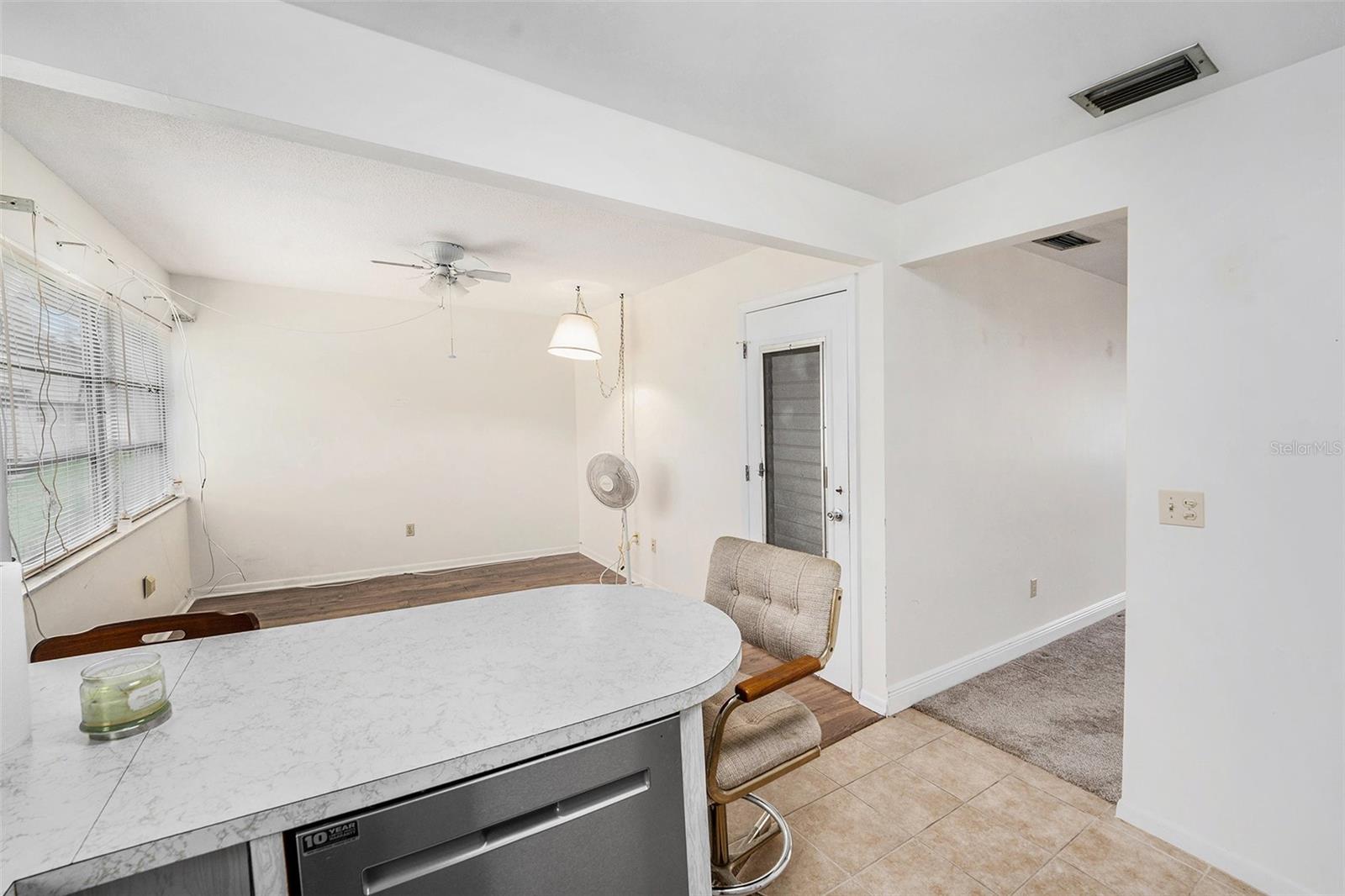 Listing photo id 10 for 6875 Versailles N 6875