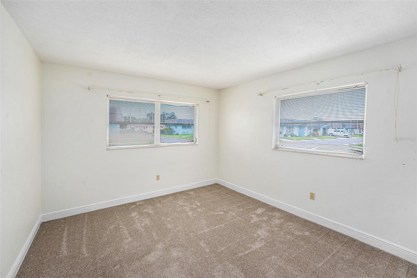 Listing photo id 13 for 6875 Versailles N 6875