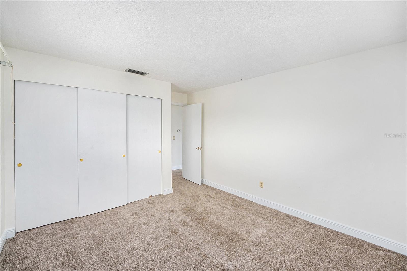 Listing photo id 15 for 6875 Versailles N 6875