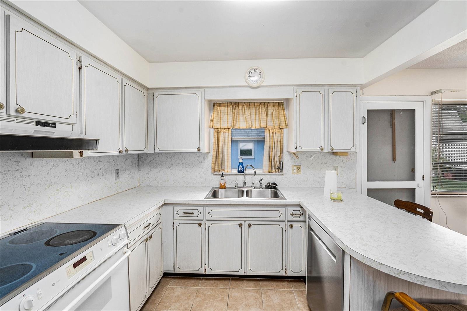 Listing photo id 0 for 6875 Versailles N 6875