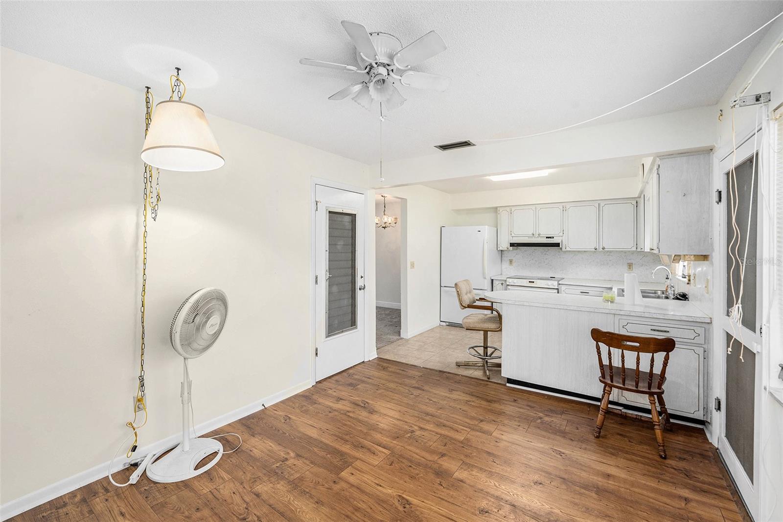 Listing photo id 1 for 6875 Versailles N 6875