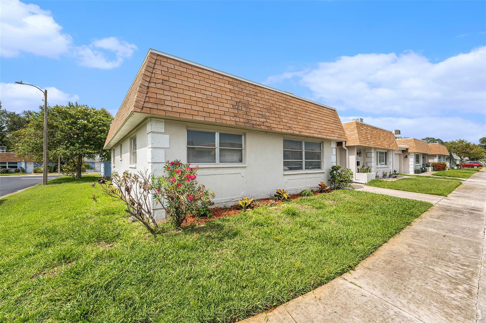 Listing photo id 2 for 6875 Versailles N 6875