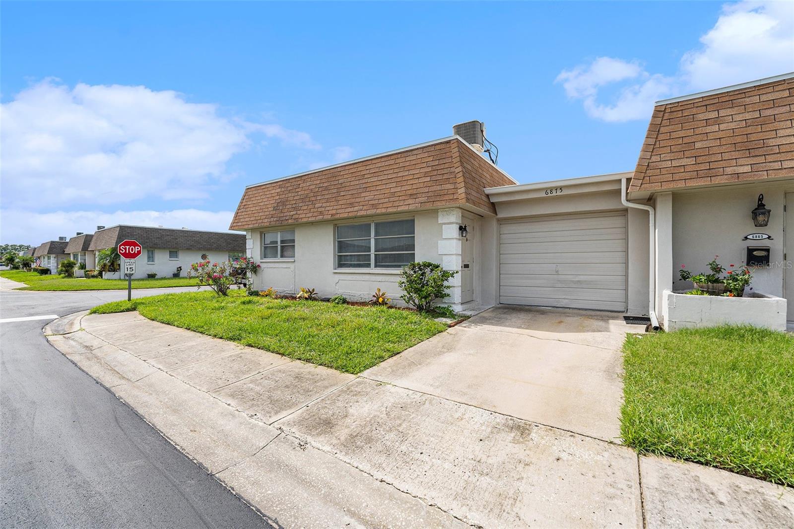 Listing photo id 3 for 6875 Versailles N 6875