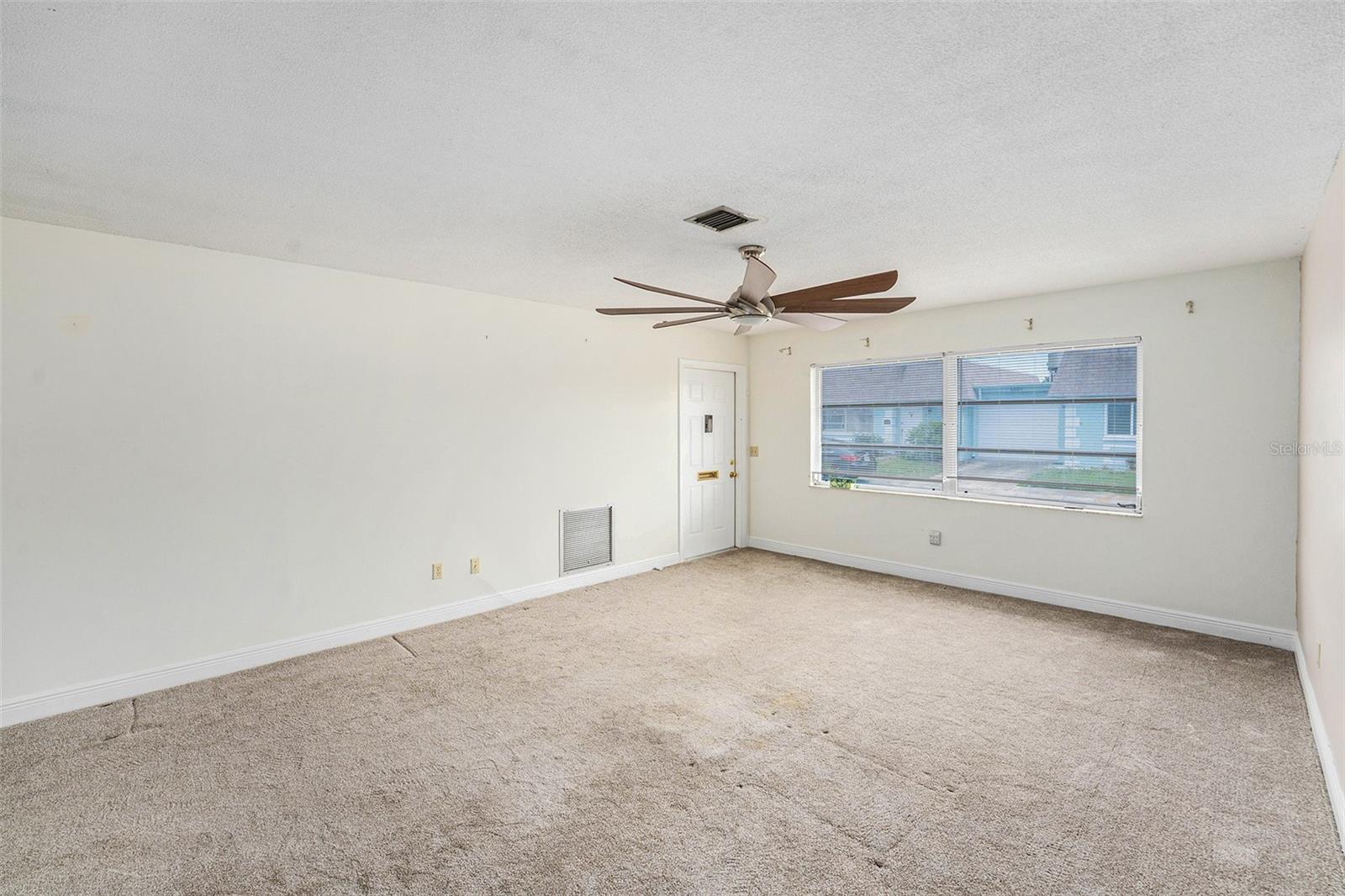 Listing photo id 4 for 6875 Versailles N 6875