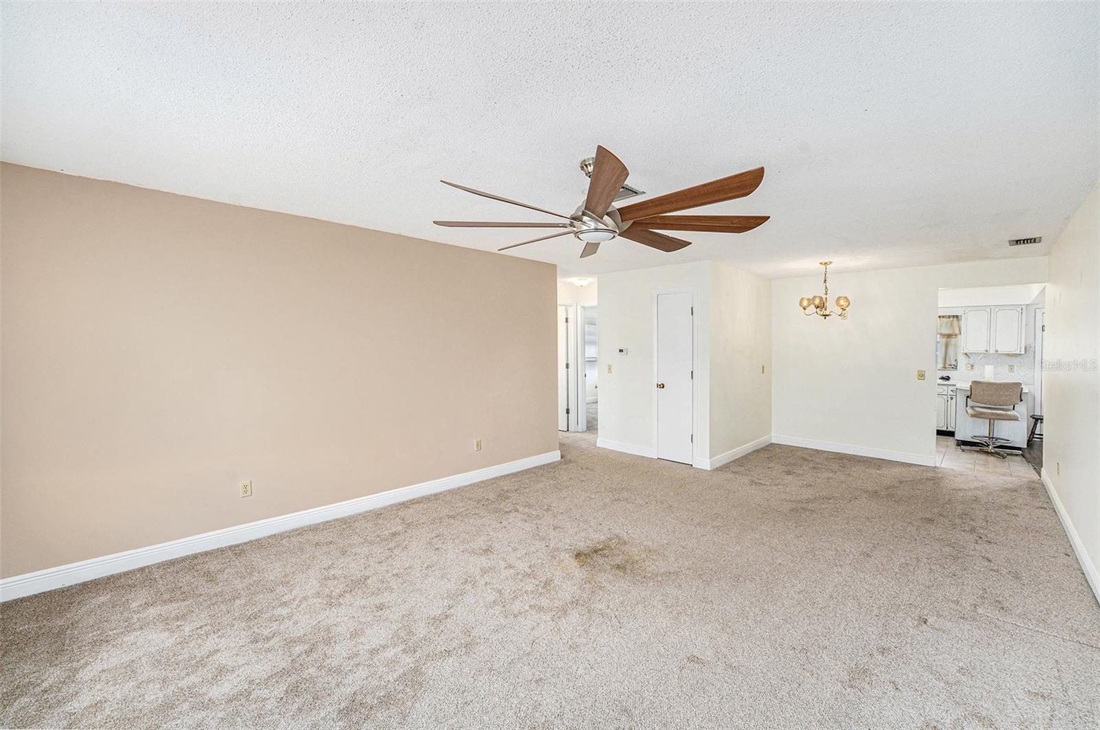 Listing photo id 5 for 6875 Versailles N 6875