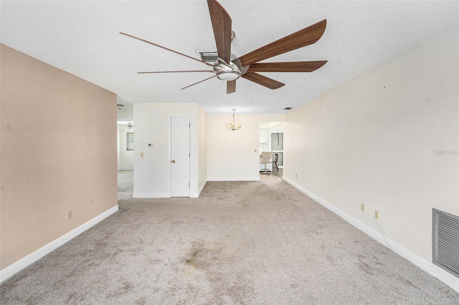 Listing photo id 6 for 6875 Versailles N 6875