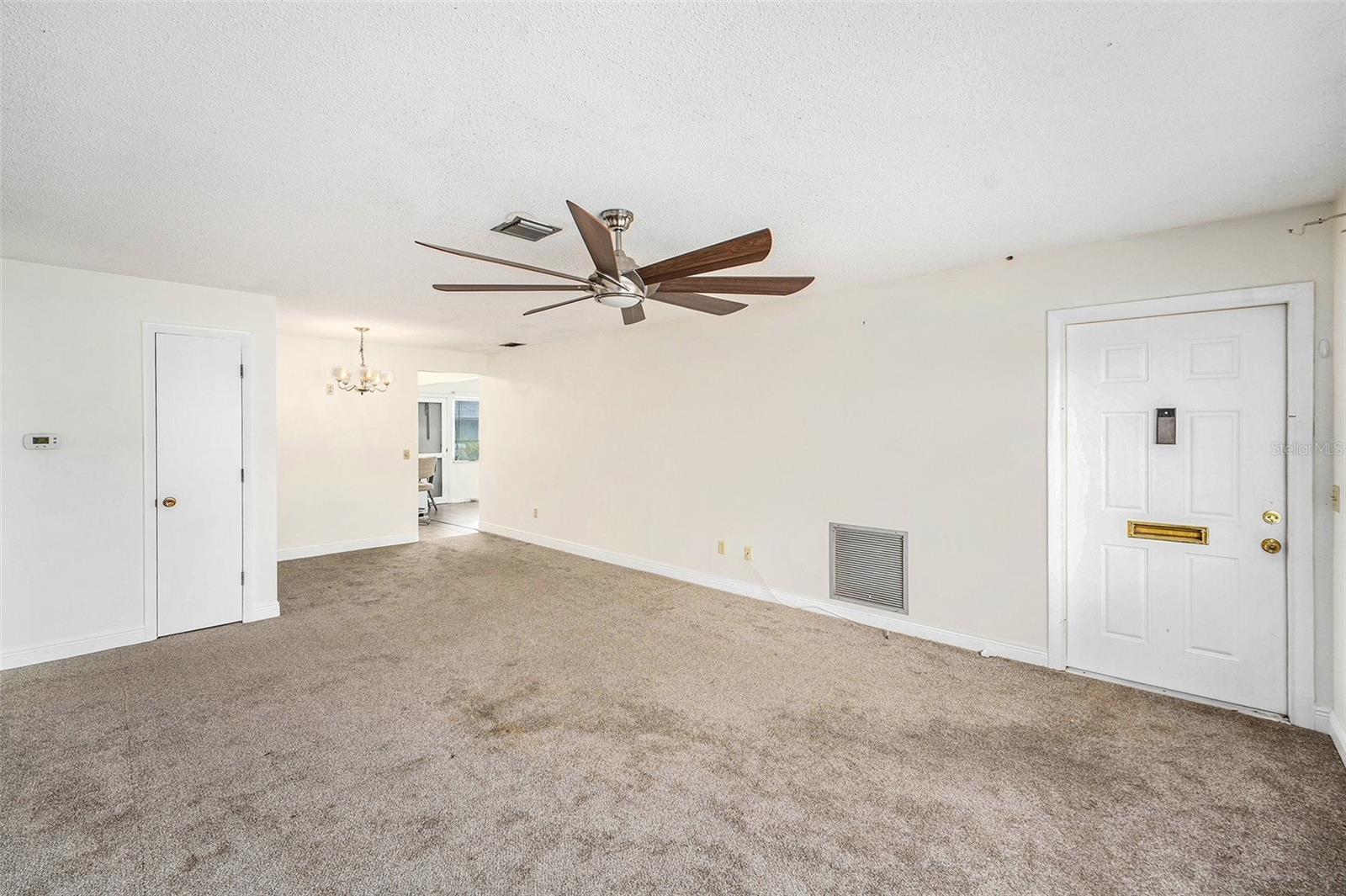 Listing photo id 7 for 6875 Versailles N 6875