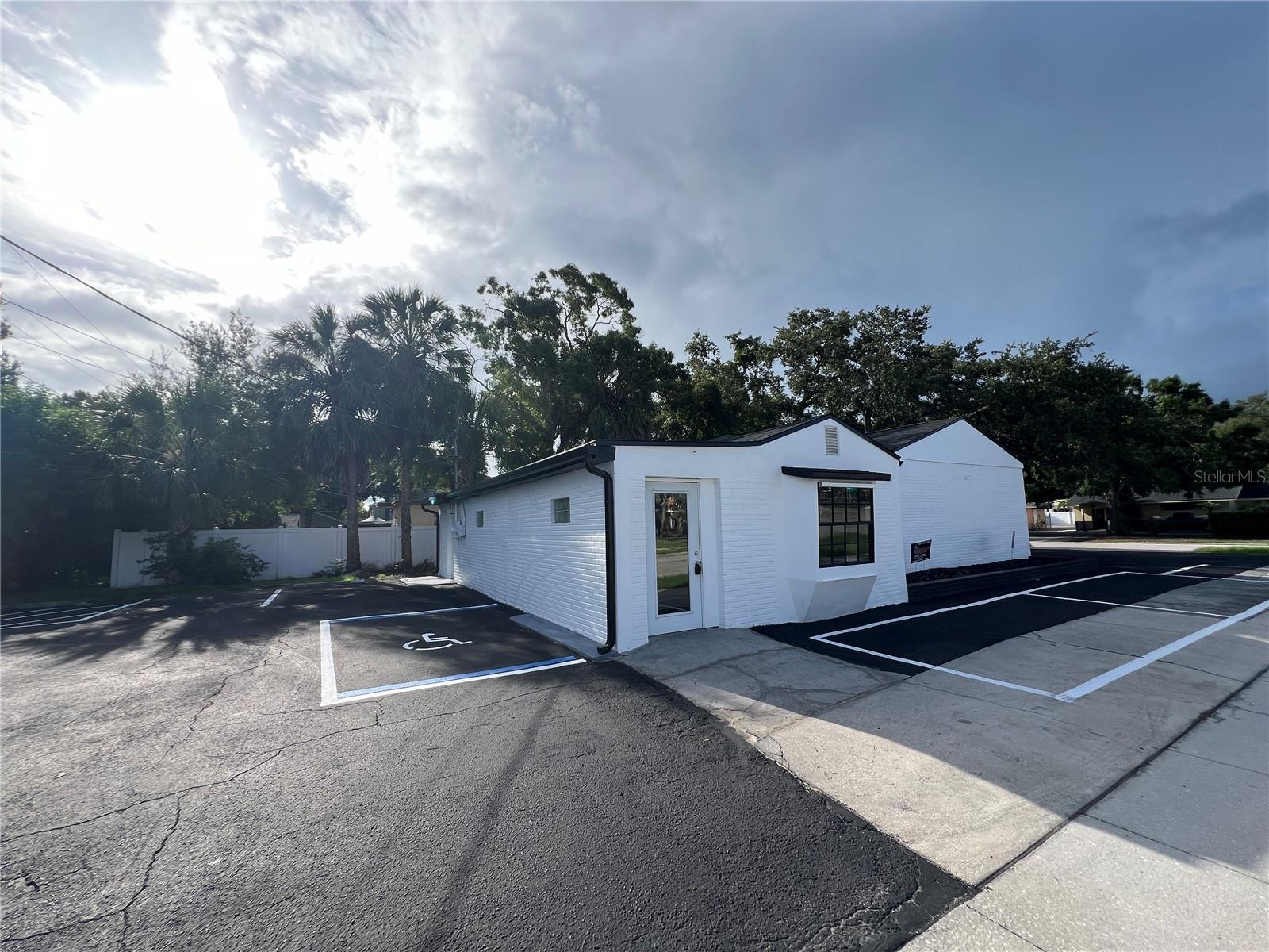 Listing photo id 1 for 512 Dale Mabry Highway