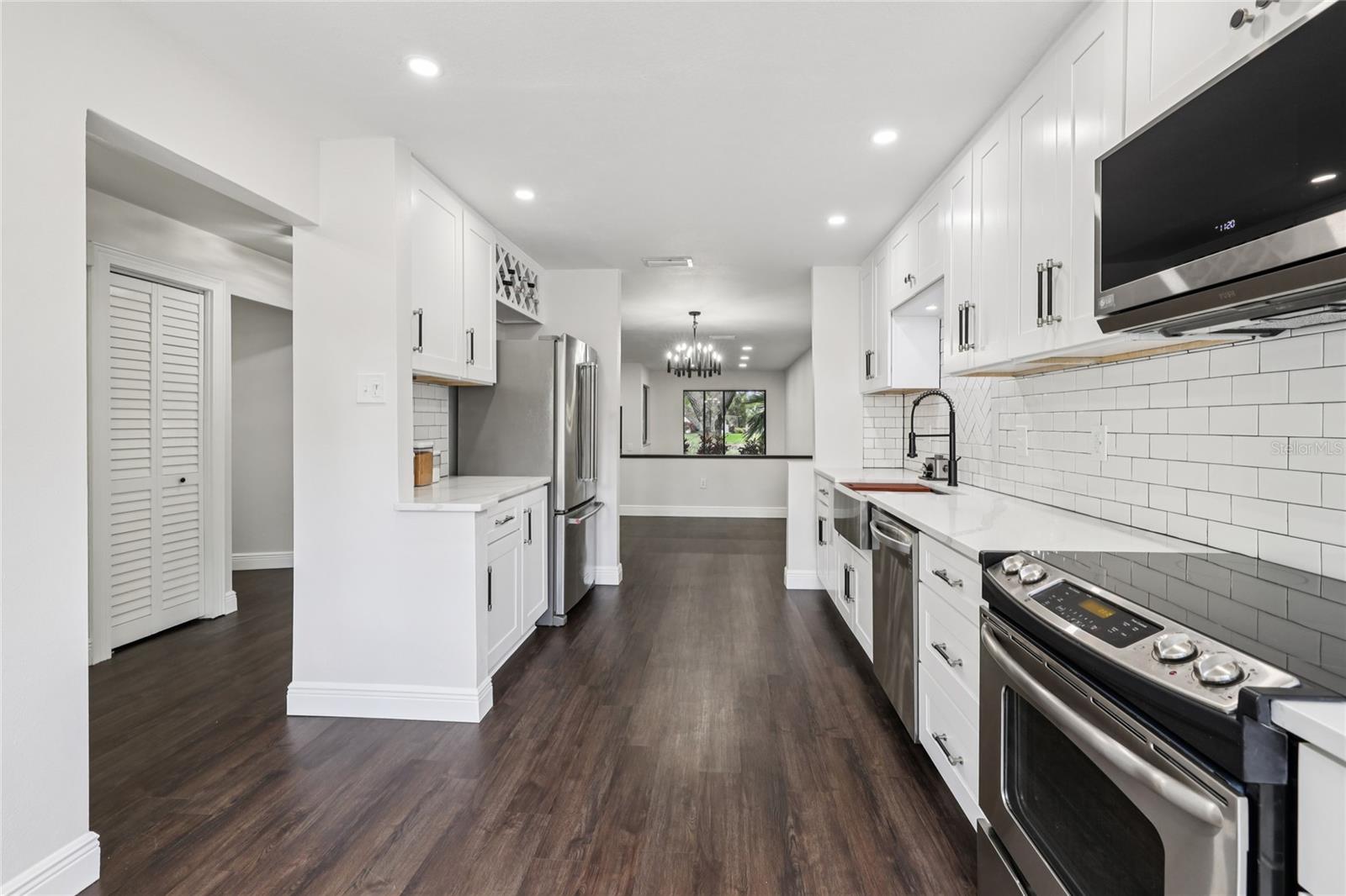 Listing photo id 12 for 545 Westlake Boulevard 64