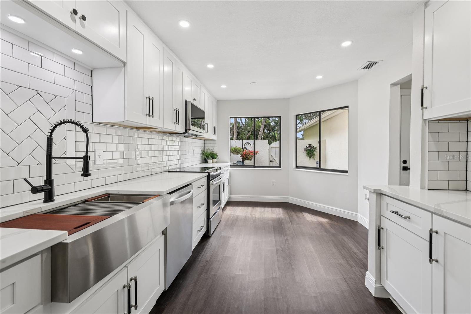 Listing photo id 13 for 545 Westlake Boulevard 64