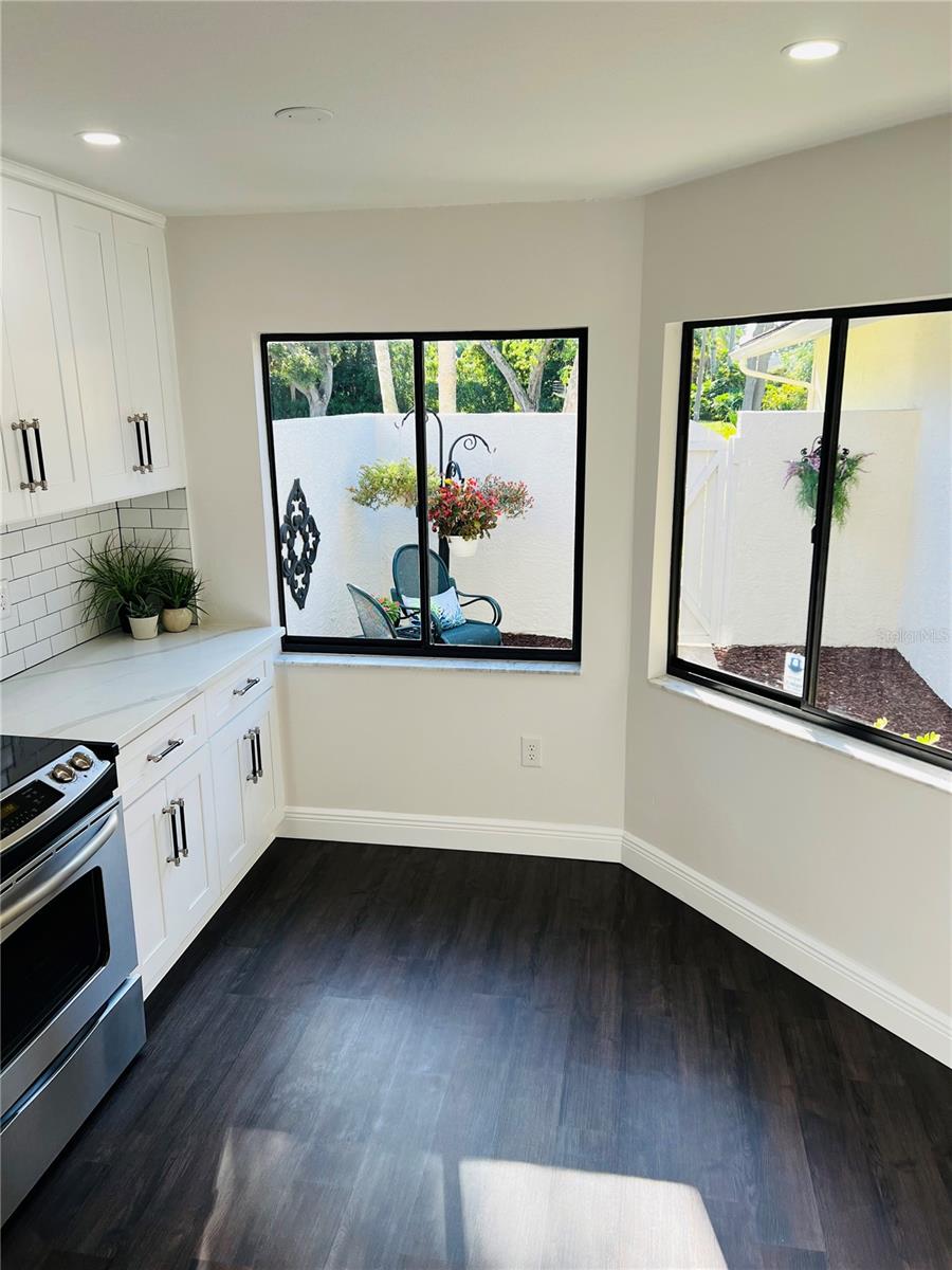 Listing photo id 17 for 545 Westlake Boulevard 64