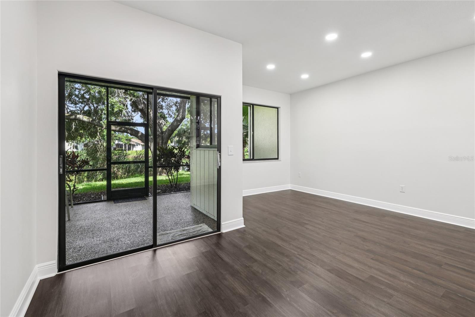 Listing photo id 18 for 545 Westlake Boulevard 64