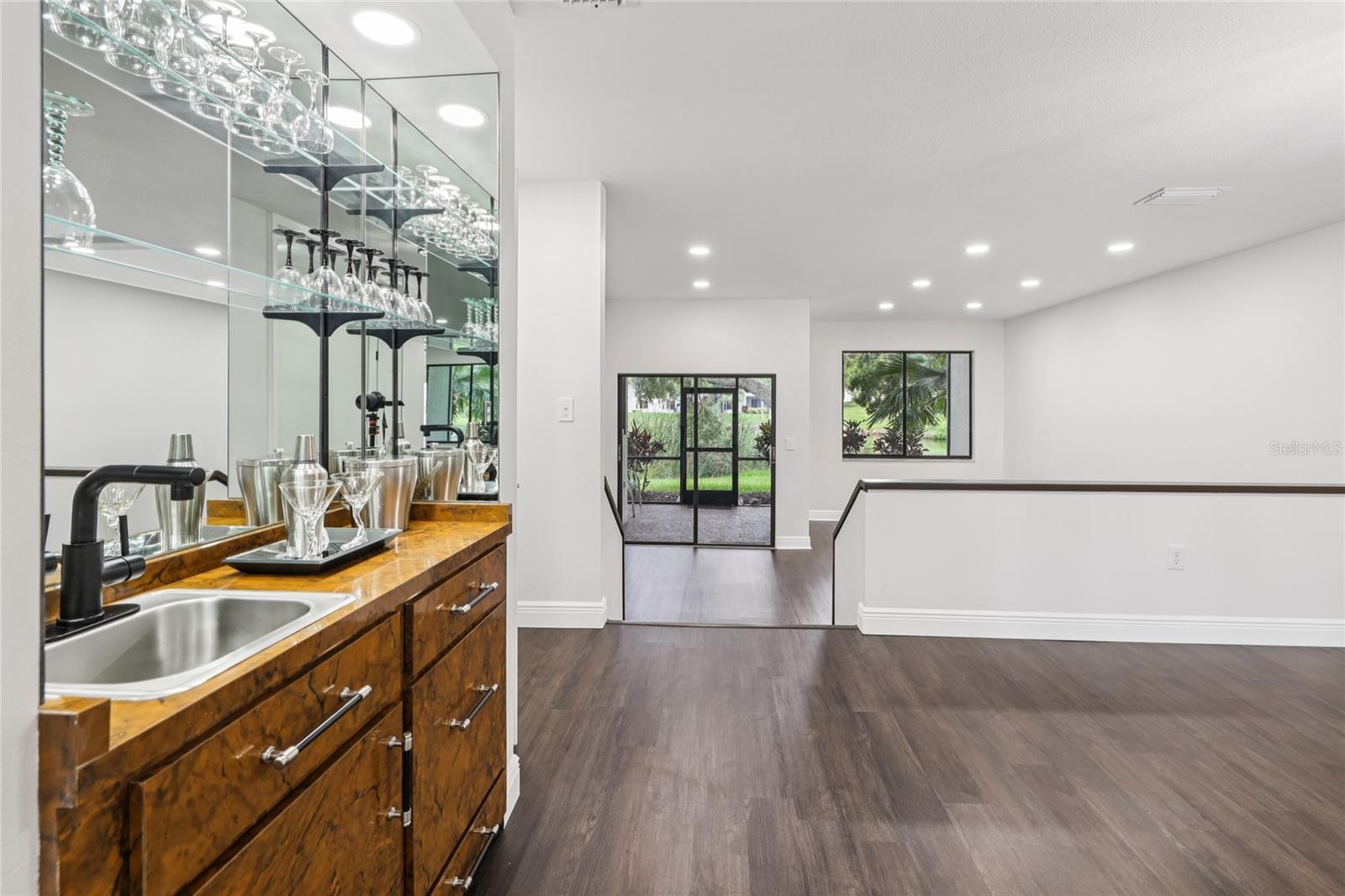 Listing photo id 19 for 545 Westlake Boulevard 64