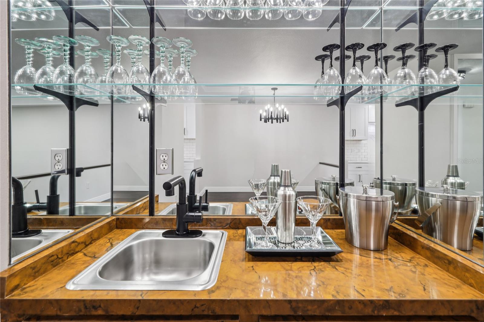 Listing photo id 20 for 545 Westlake Boulevard 64