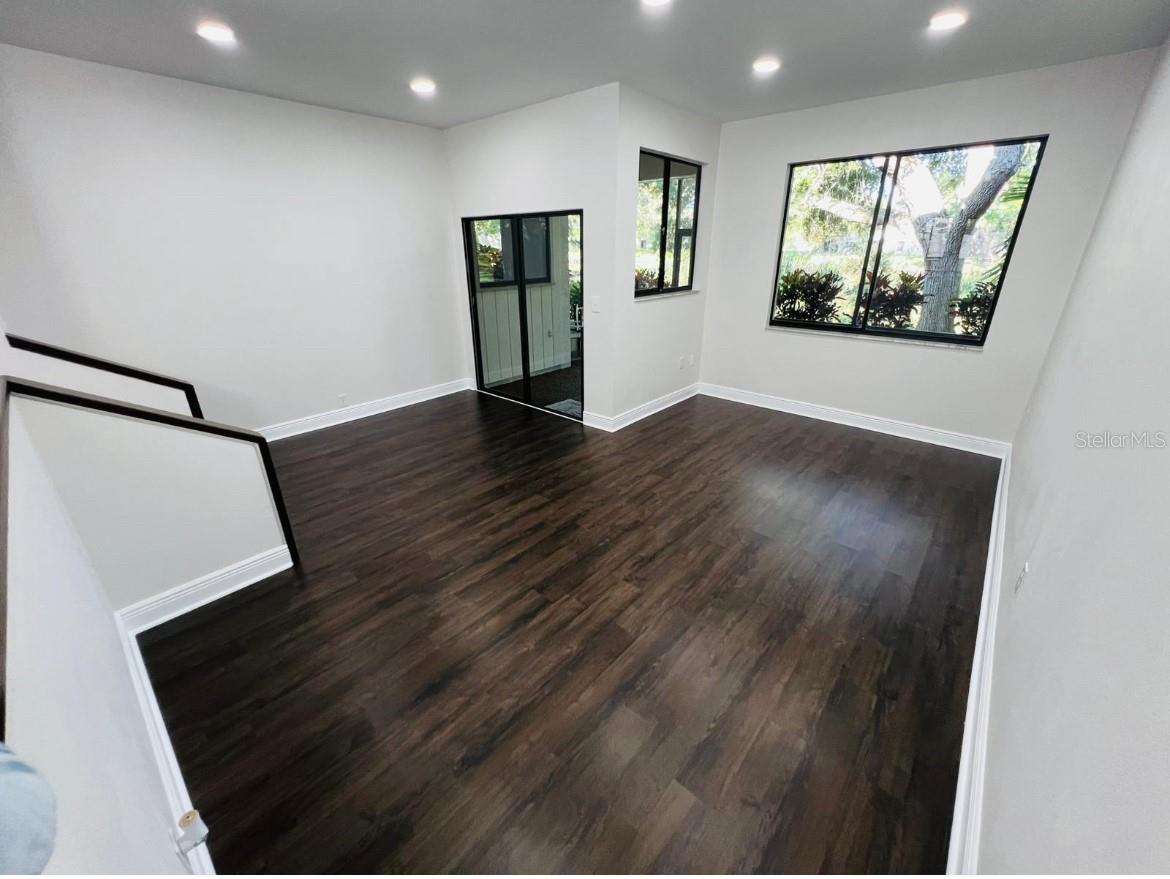 Listing photo id 24 for 545 Westlake Boulevard 64