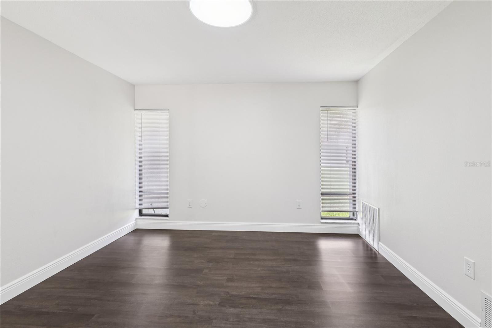 Listing photo id 35 for 545 Westlake Boulevard 64