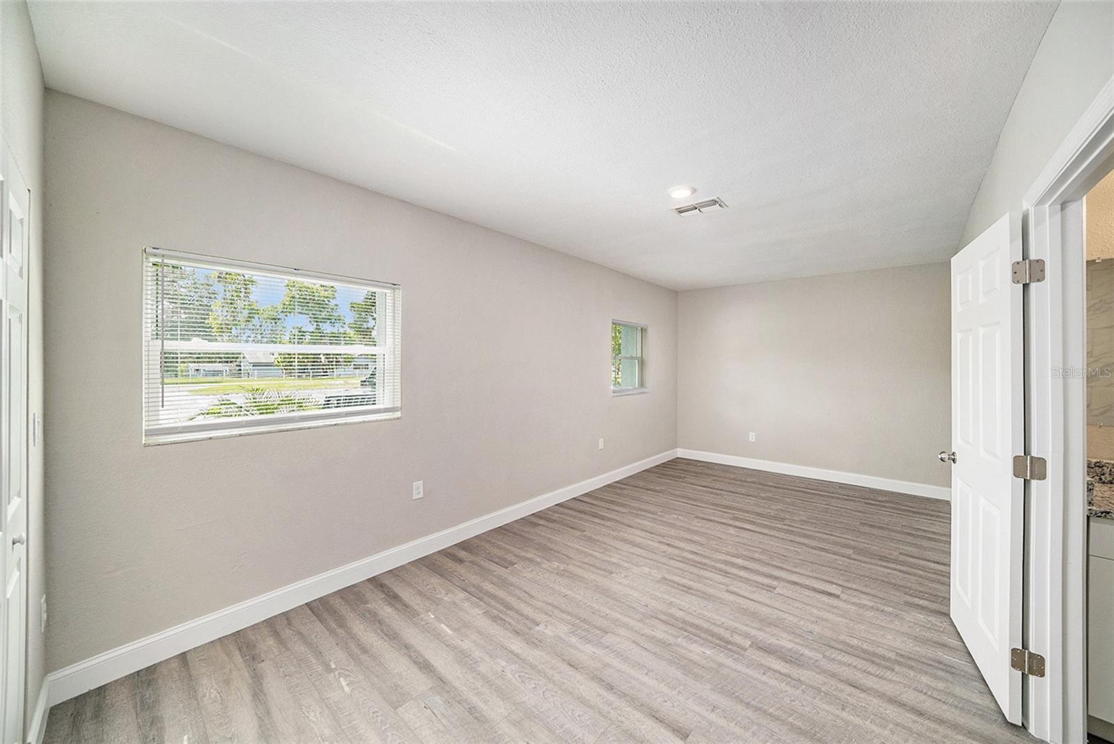 Listing photo id 10 for 11911 Pine Forest Drive