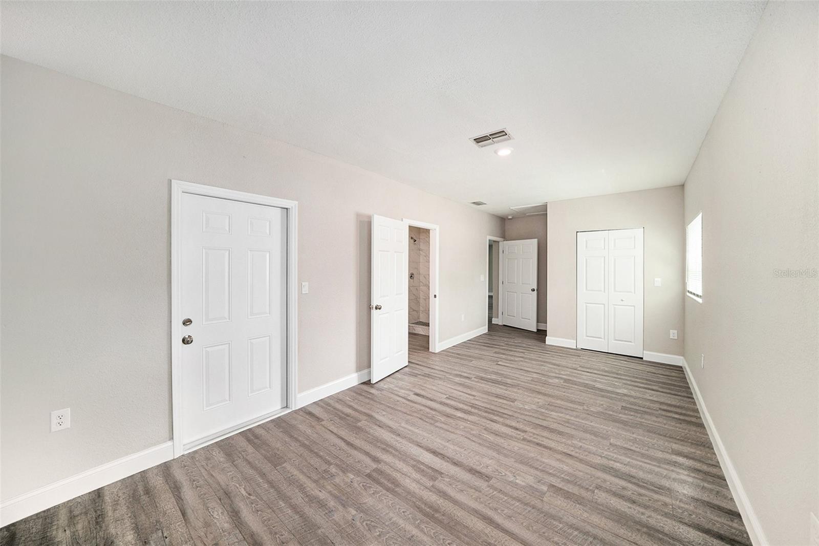 Listing photo id 11 for 11911 Pine Forest Drive