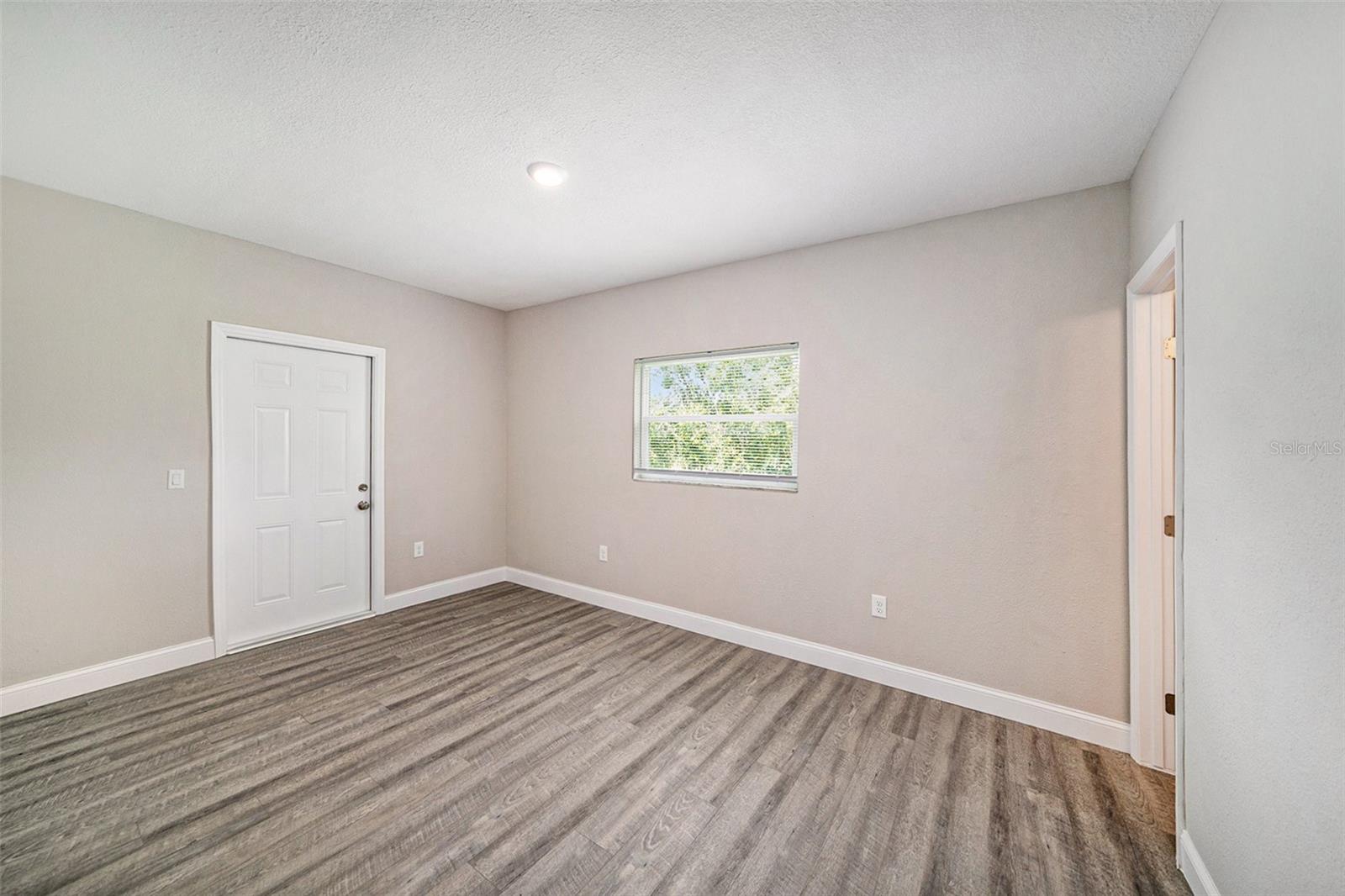 Listing photo id 12 for 11911 Pine Forest Drive