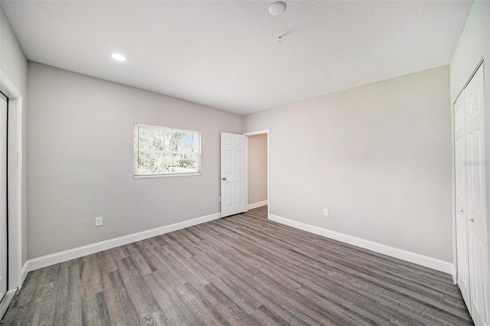 Listing photo id 13 for 11911 Pine Forest Drive