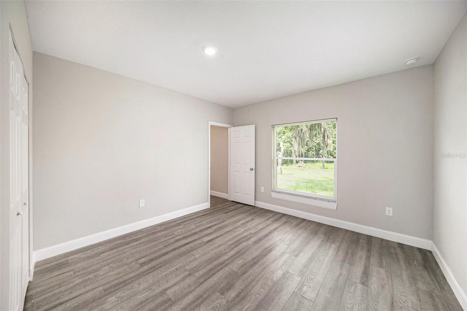 Listing photo id 14 for 11911 Pine Forest Drive