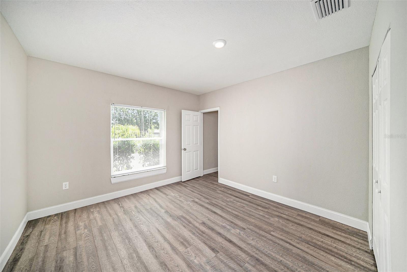 Listing photo id 17 for 11911 Pine Forest Drive