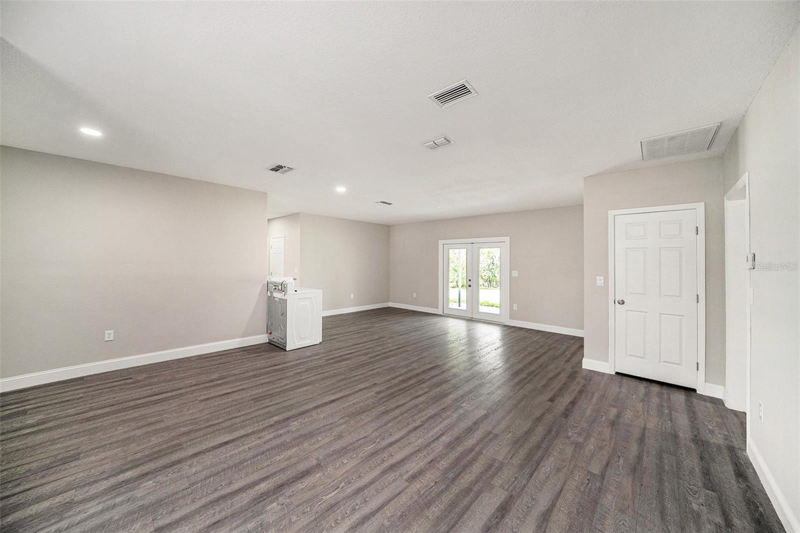 Listing photo id 6 for 11911 Pine Forest Drive