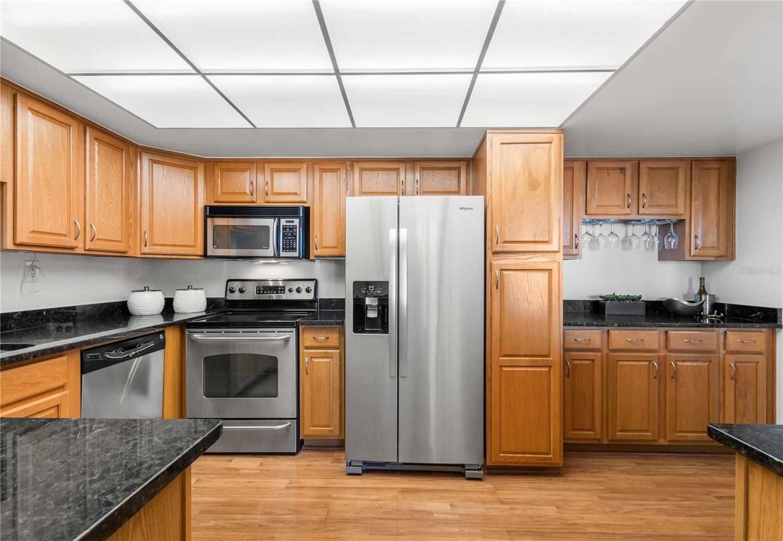 Listing photo id 9 for 400 Island Way 503