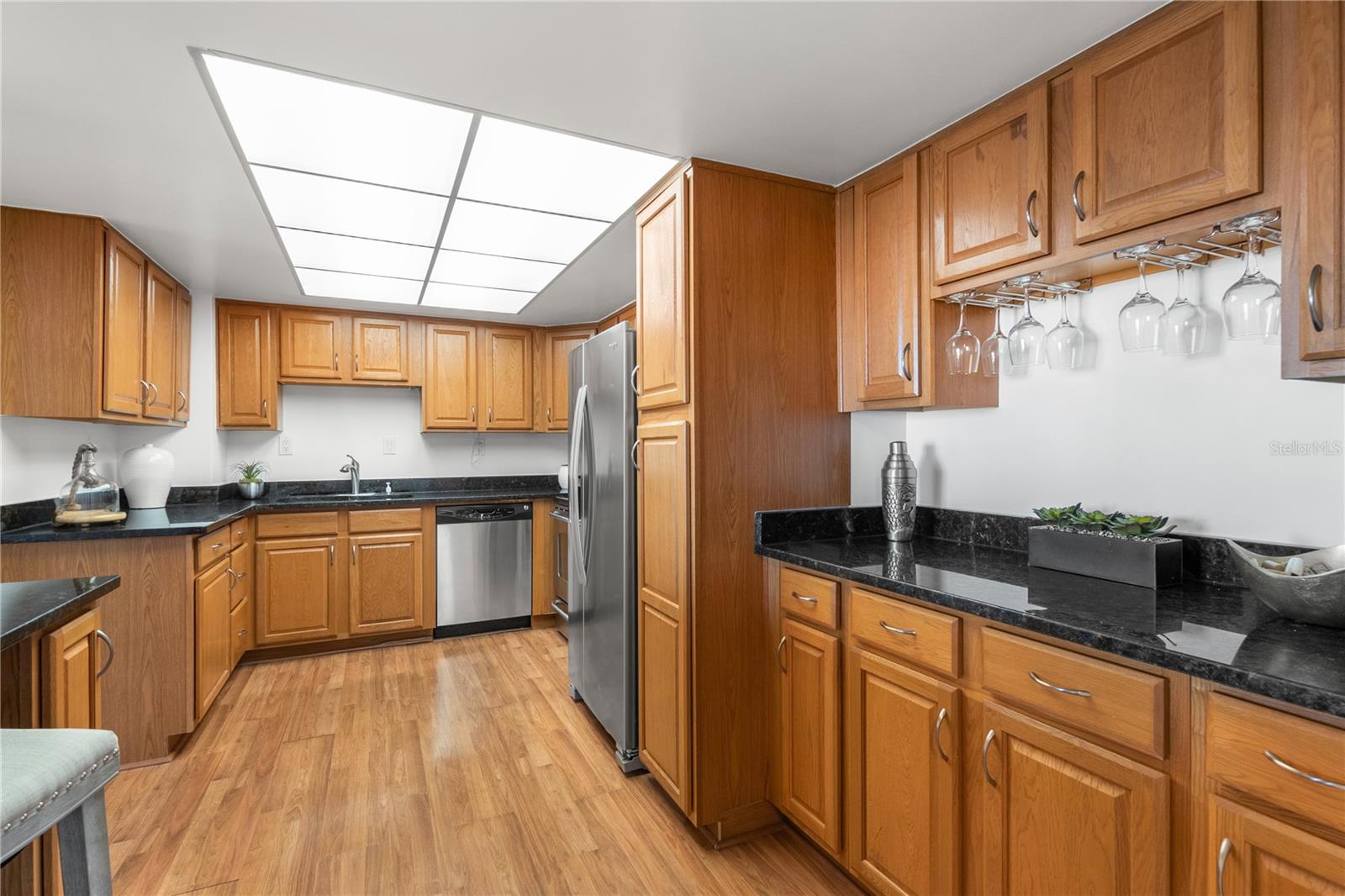 Listing photo id 10 for 400 Island Way 503