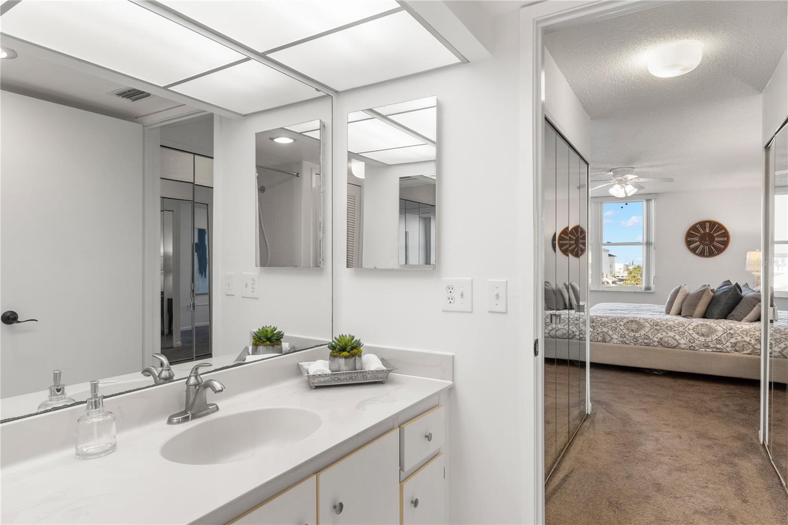 Listing photo id 13 for 400 Island Way 503