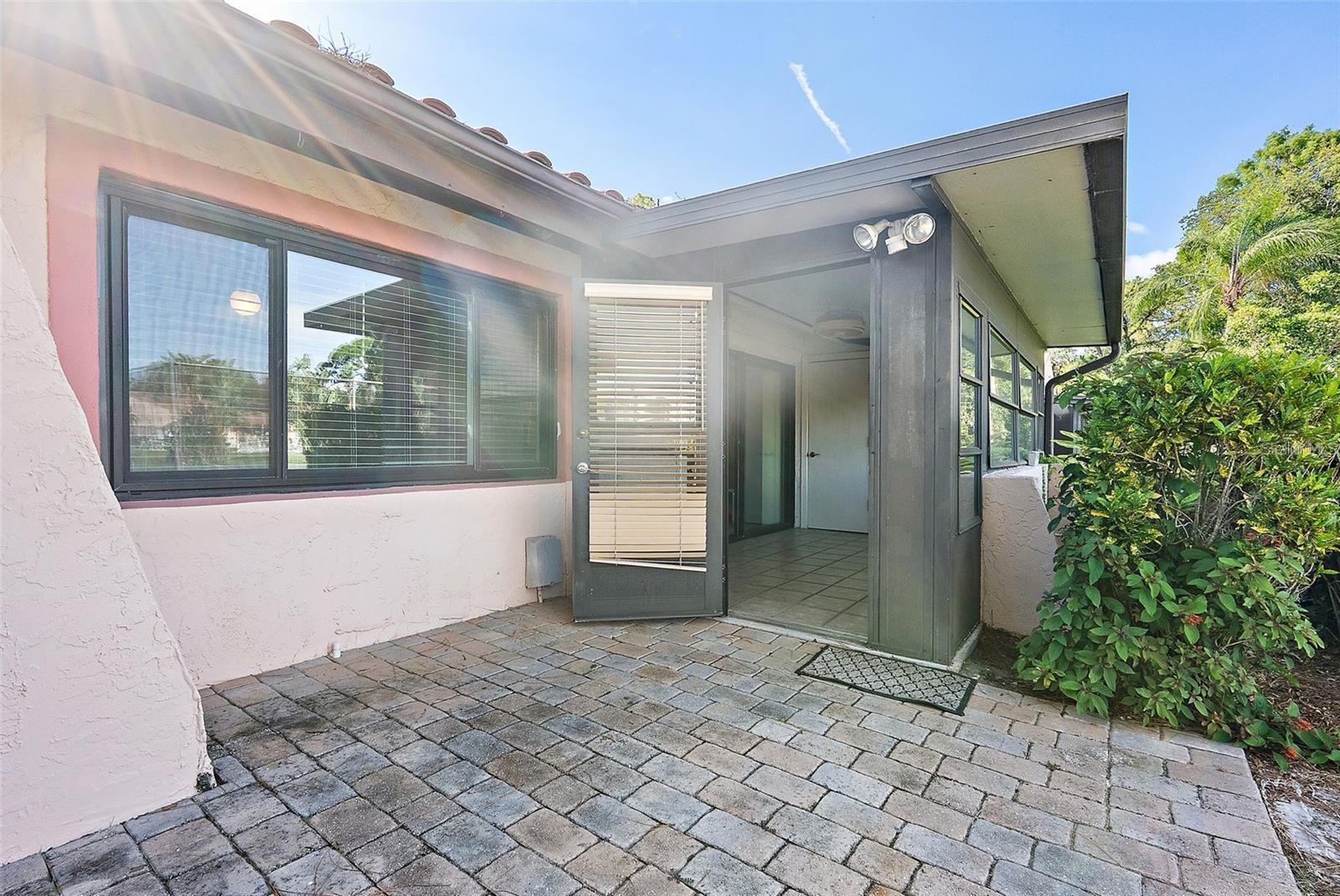 Listing photo id 27 for 9737 86th Avenue