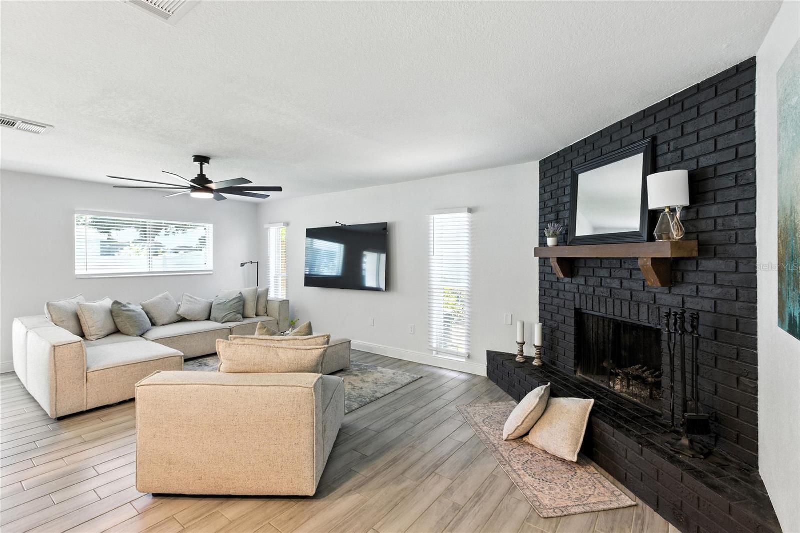 Listing photo id 13 for 10302 Oakhaven Drive