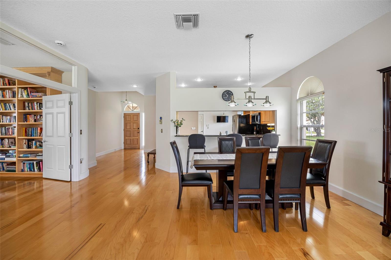 Listing photo id 8 for 1090 Dartford Drive