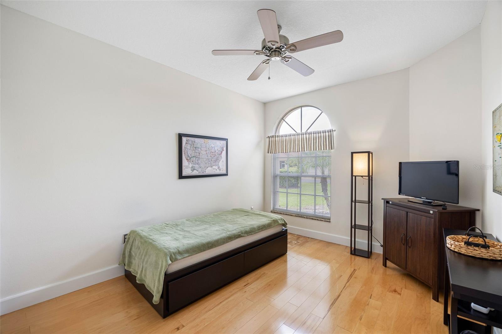 Listing photo id 11 for 1090 Dartford Drive