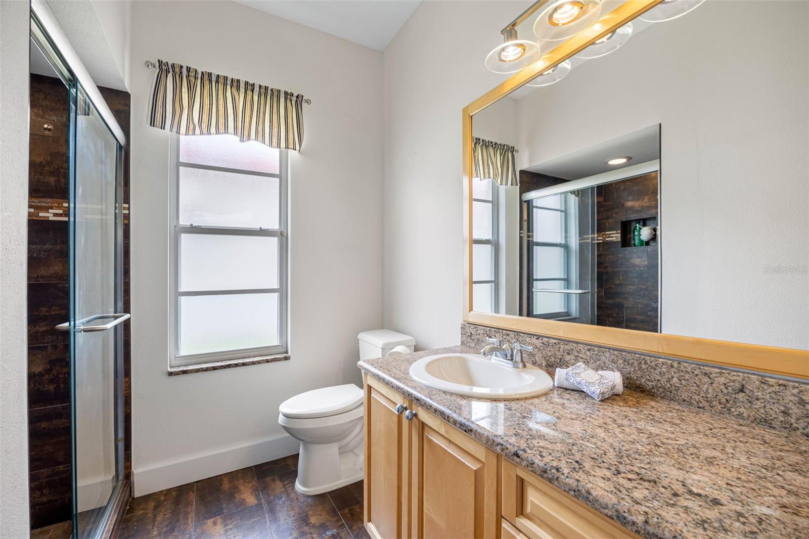 Listing photo id 12 for 1090 Dartford Drive