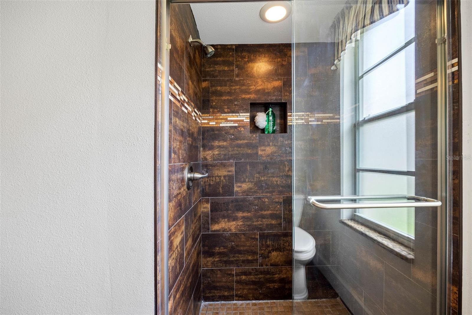 Listing photo id 13 for 1090 Dartford Drive