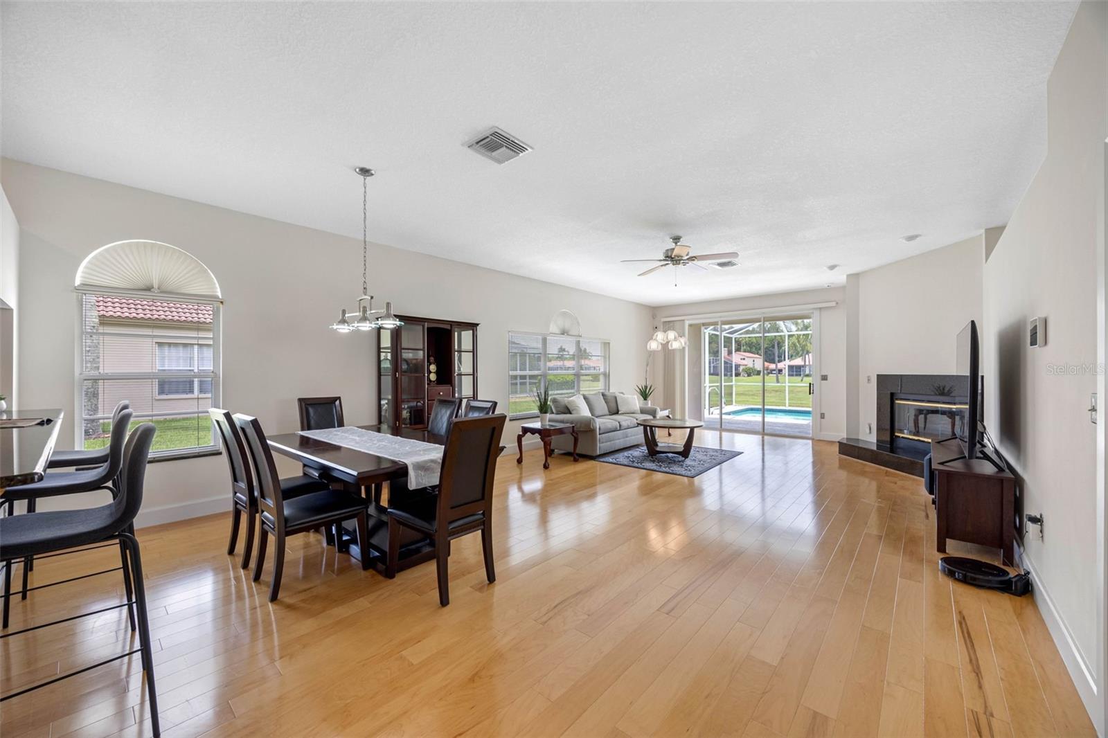 Listing photo id 5 for 1090 Dartford Drive
