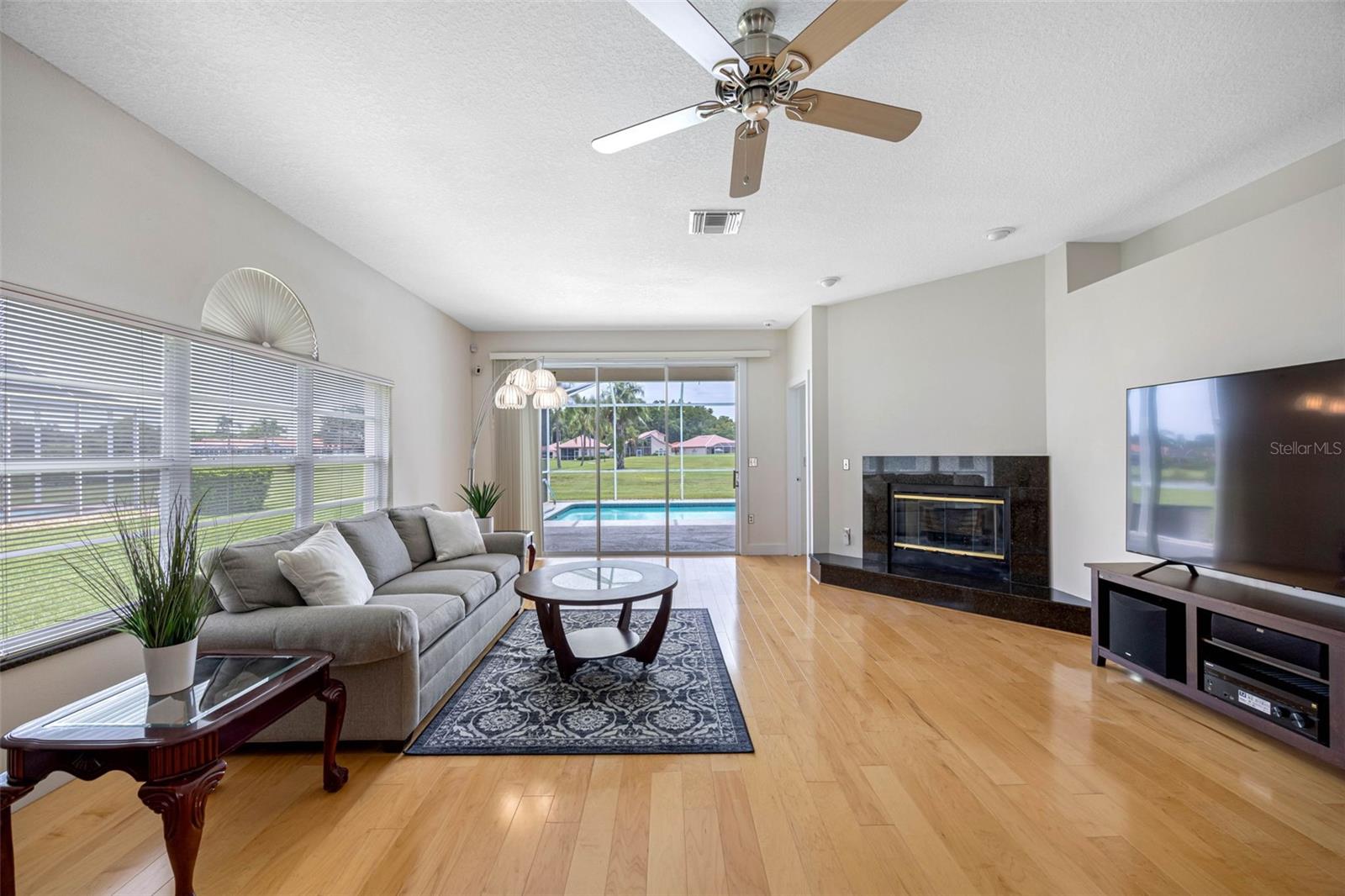 Listing photo id 6 for 1090 Dartford Drive