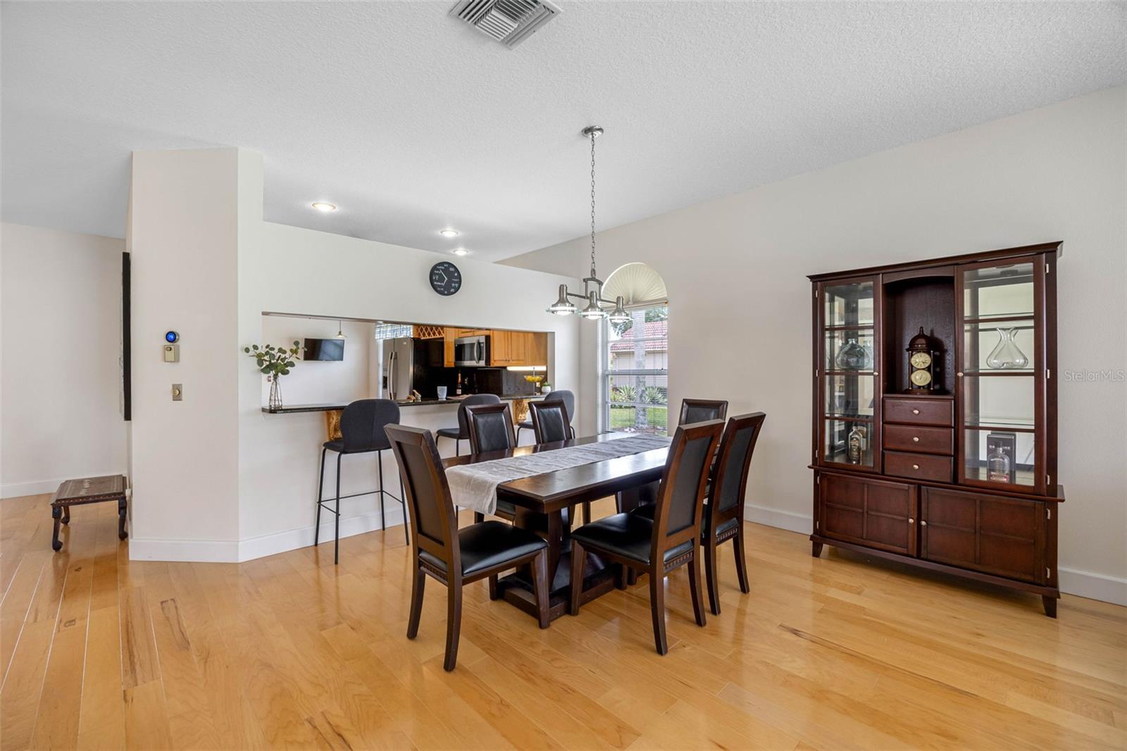 Listing photo id 7 for 1090 Dartford Drive