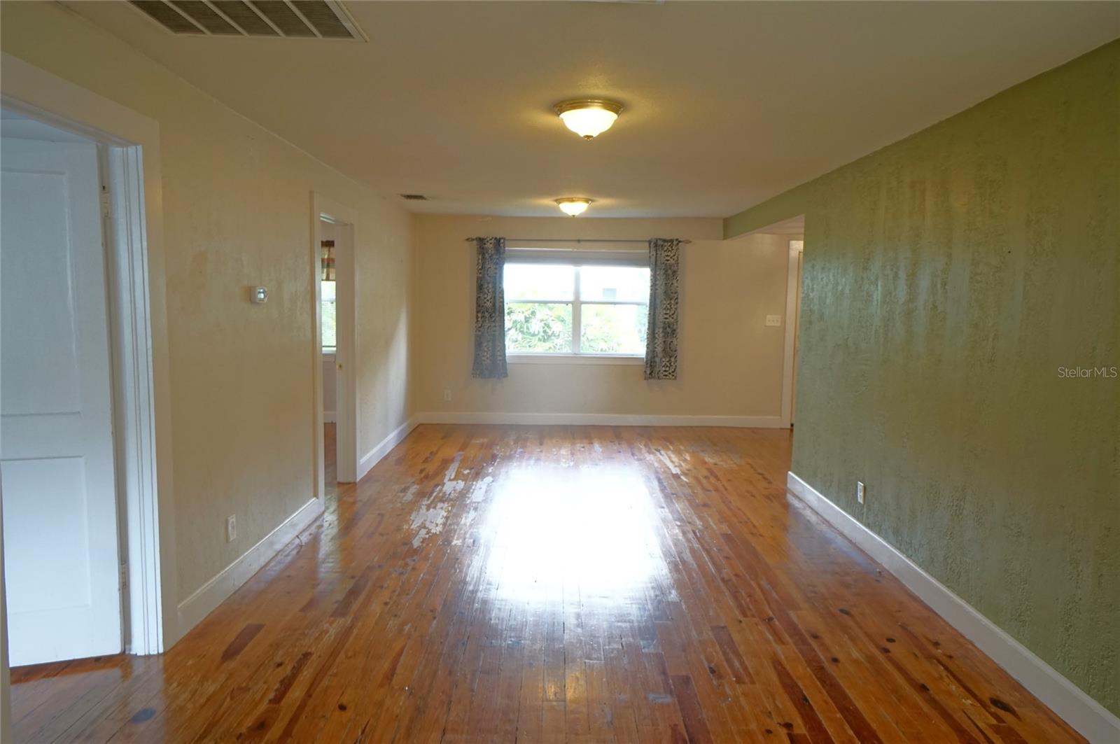 Image 11 of 21 For 810 Woodlawn Avenue