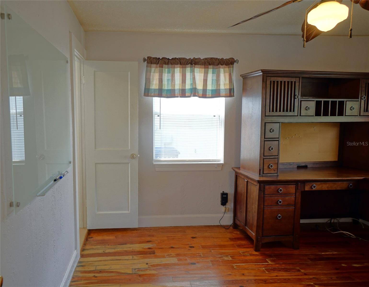 Image 16 of 21 For 810 Woodlawn Avenue