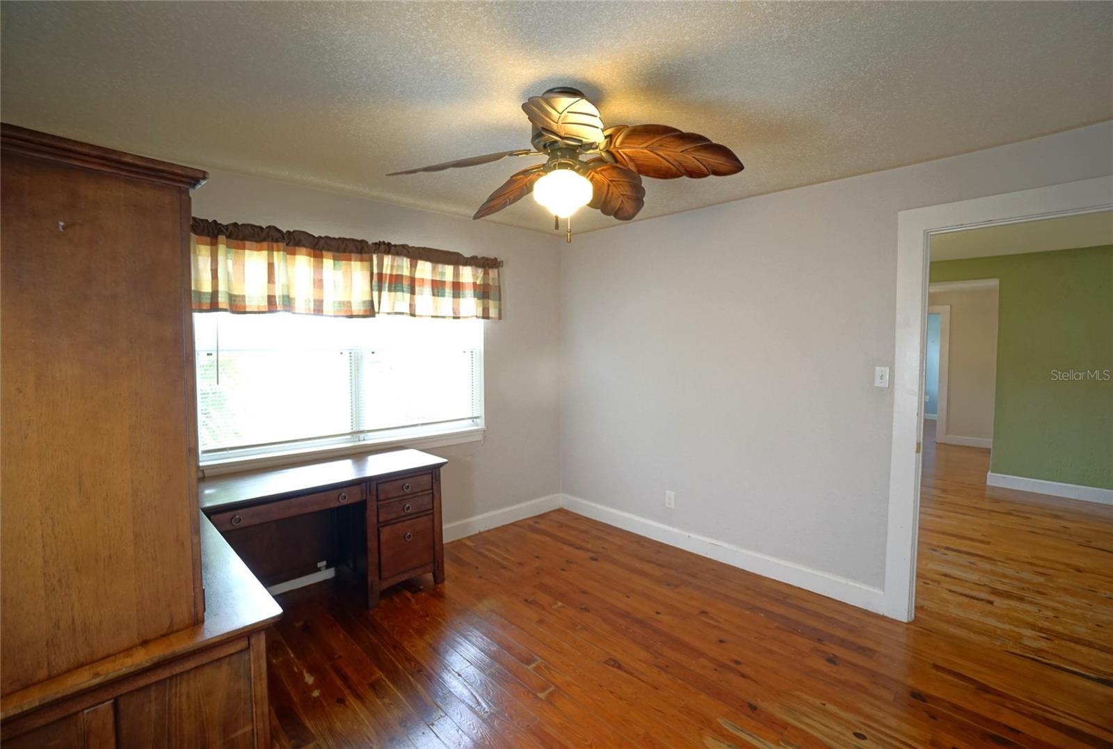 Image 17 of 21 For 810 Woodlawn Avenue