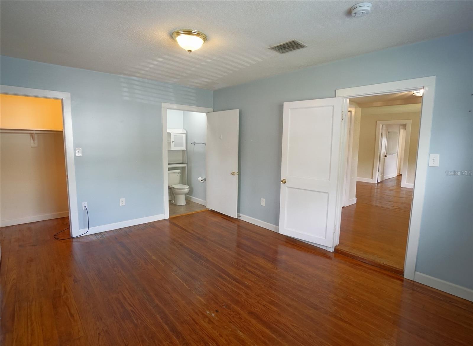 Image 3 of 21 For 810 Woodlawn Avenue
