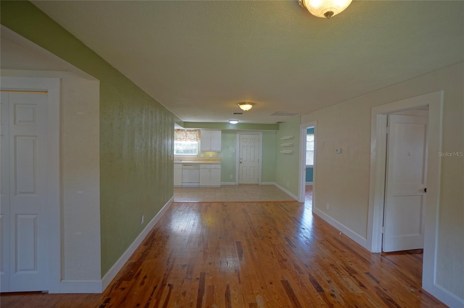 Image 5 of 21 For 810 Woodlawn Avenue