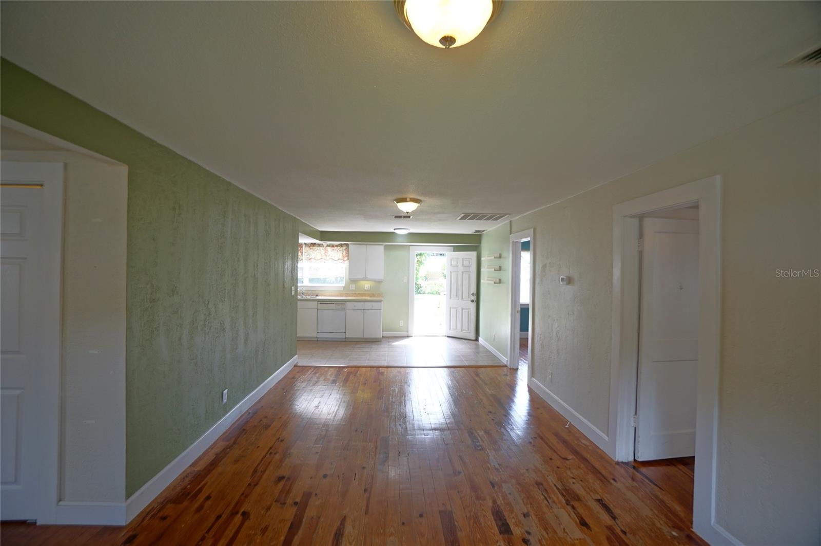 Image 7 of 21 For 810 Woodlawn Avenue