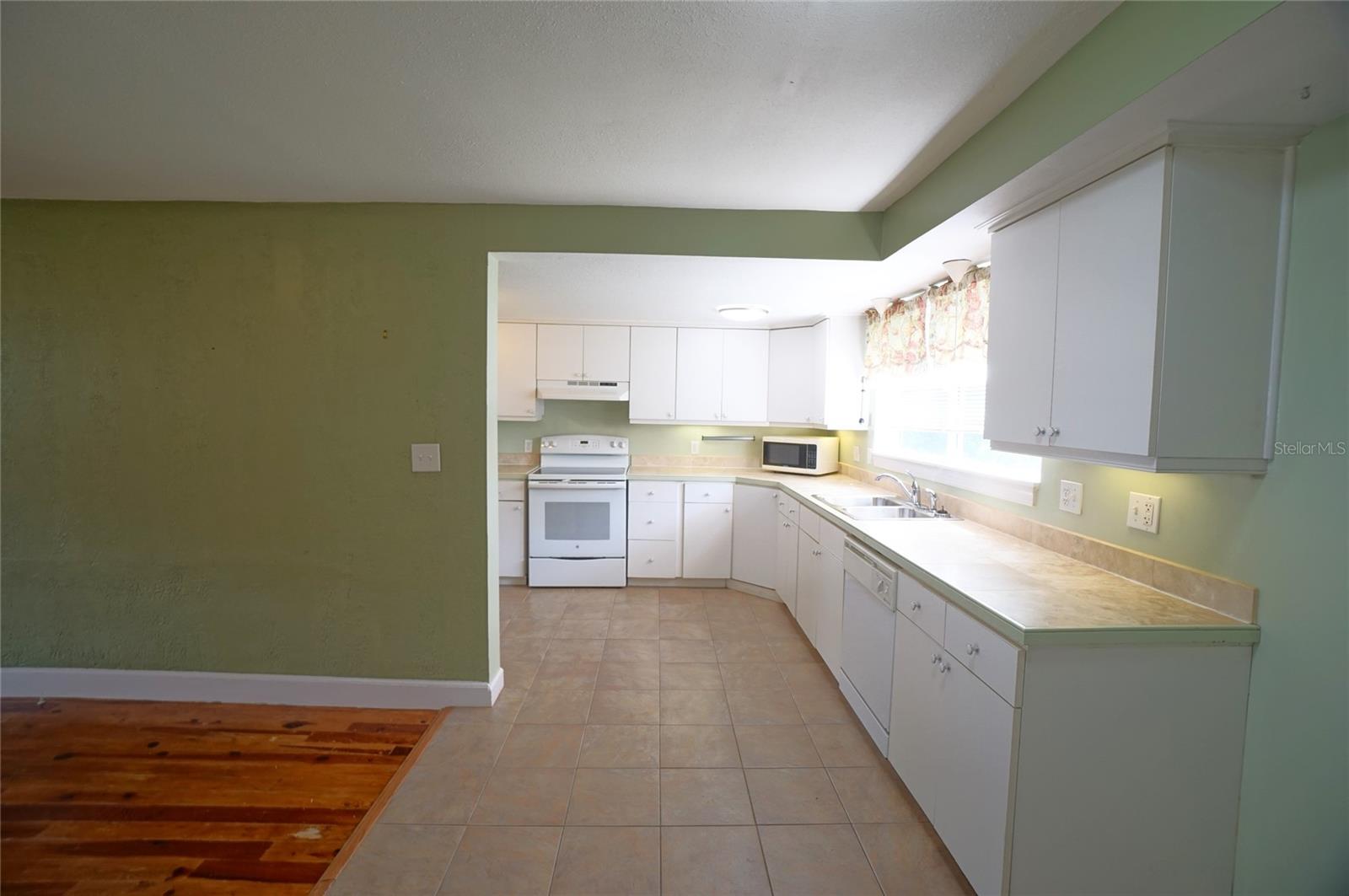 Image 8 of 21 For 810 Woodlawn Avenue