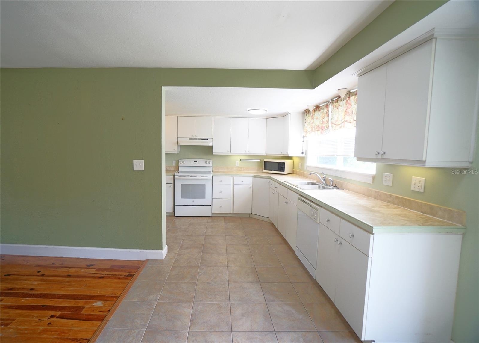 Image 9 of 21 For 810 Woodlawn Avenue