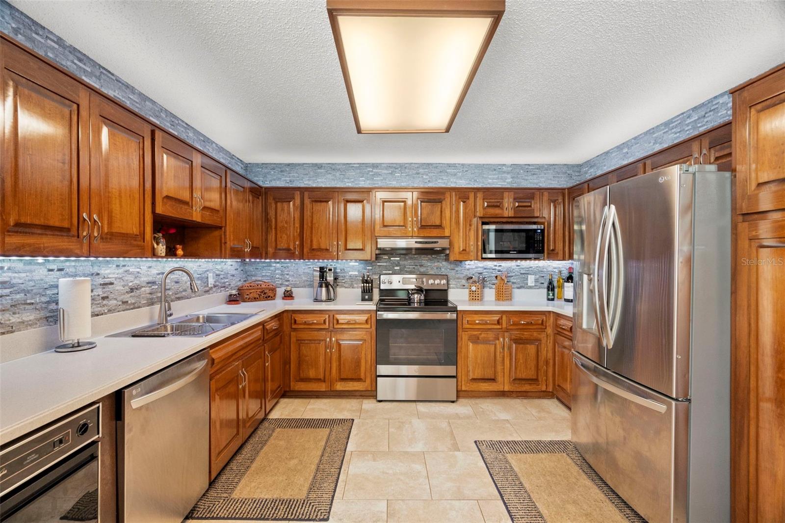 Listing photo id 9 for 4208 Carrollwood Village Drive