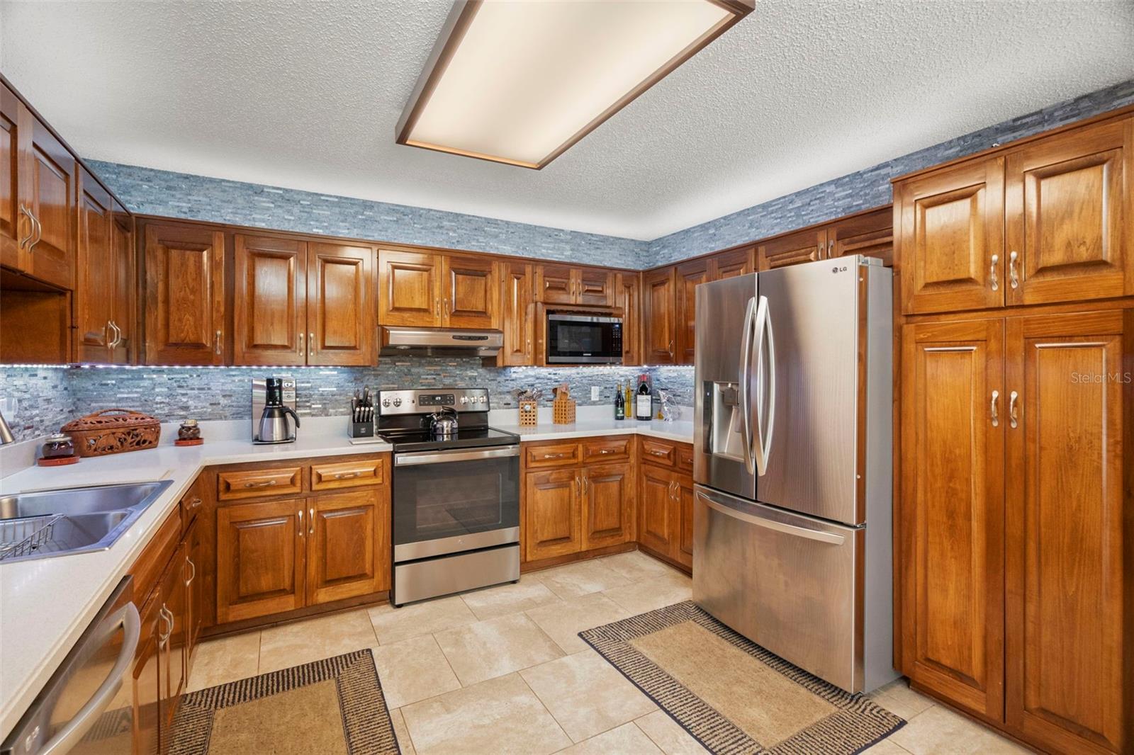 Listing photo id 10 for 4208 Carrollwood Village Drive