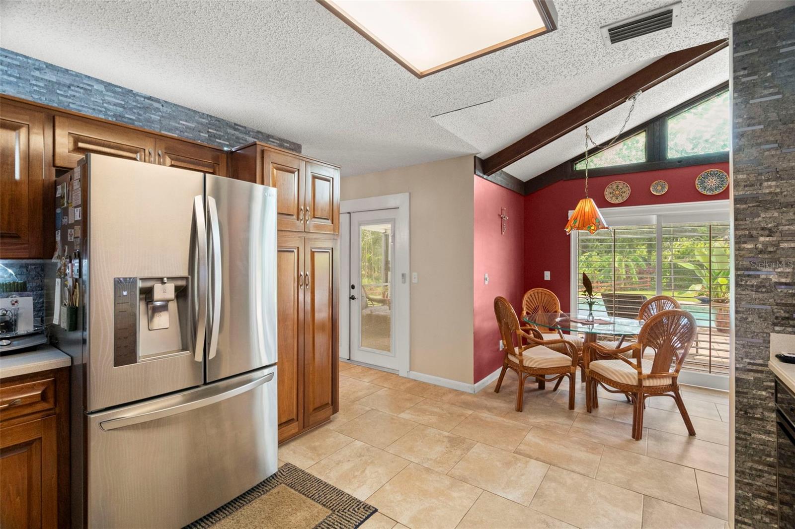 Listing photo id 11 for 4208 Carrollwood Village Drive